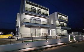 Elinor Apartments