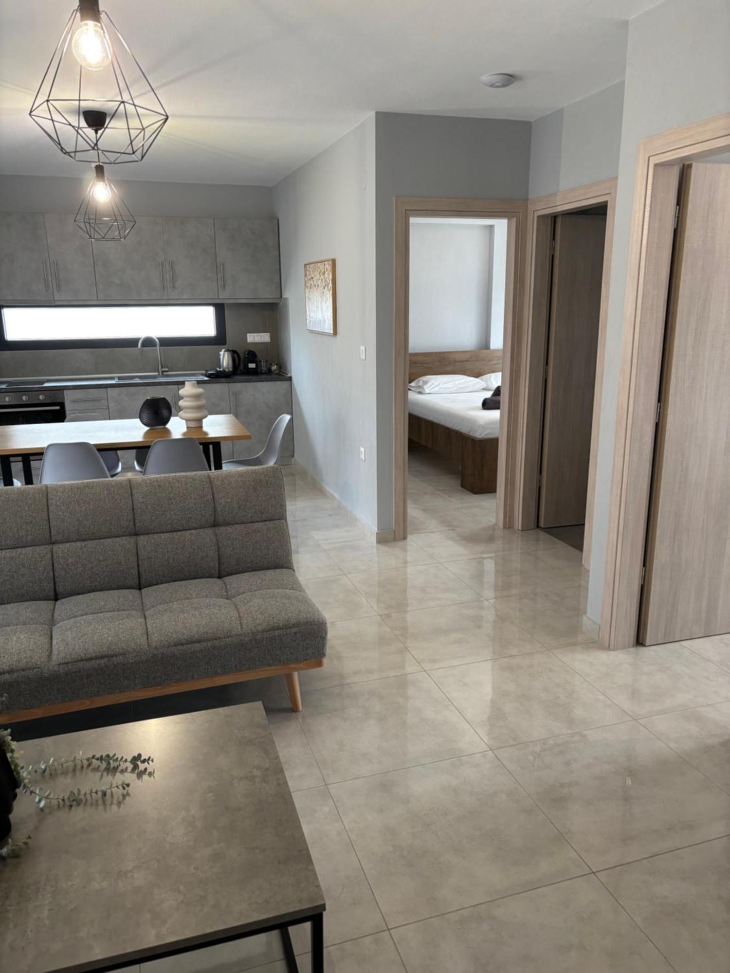פלוגיטה Elinor Apartments מראה חיצוני תמונה