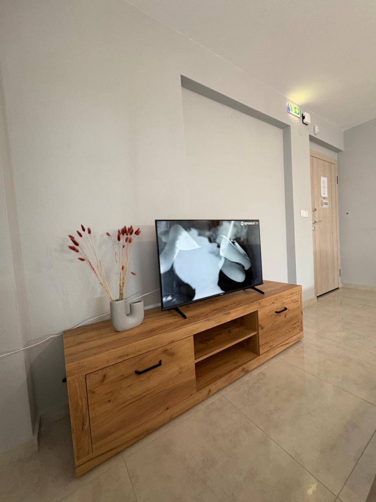 פלוגיטה Elinor Apartments מראה חיצוני תמונה