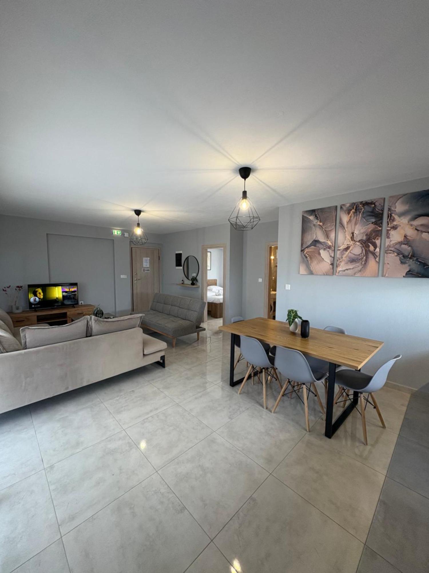 פלוגיטה Elinor Apartments מראה חיצוני תמונה