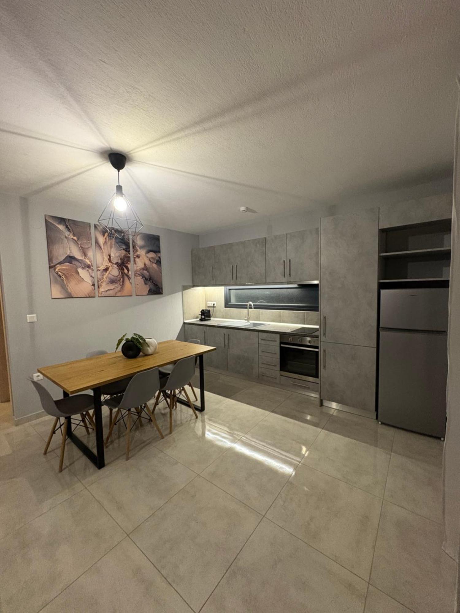 פלוגיטה Elinor Apartments מראה חיצוני תמונה