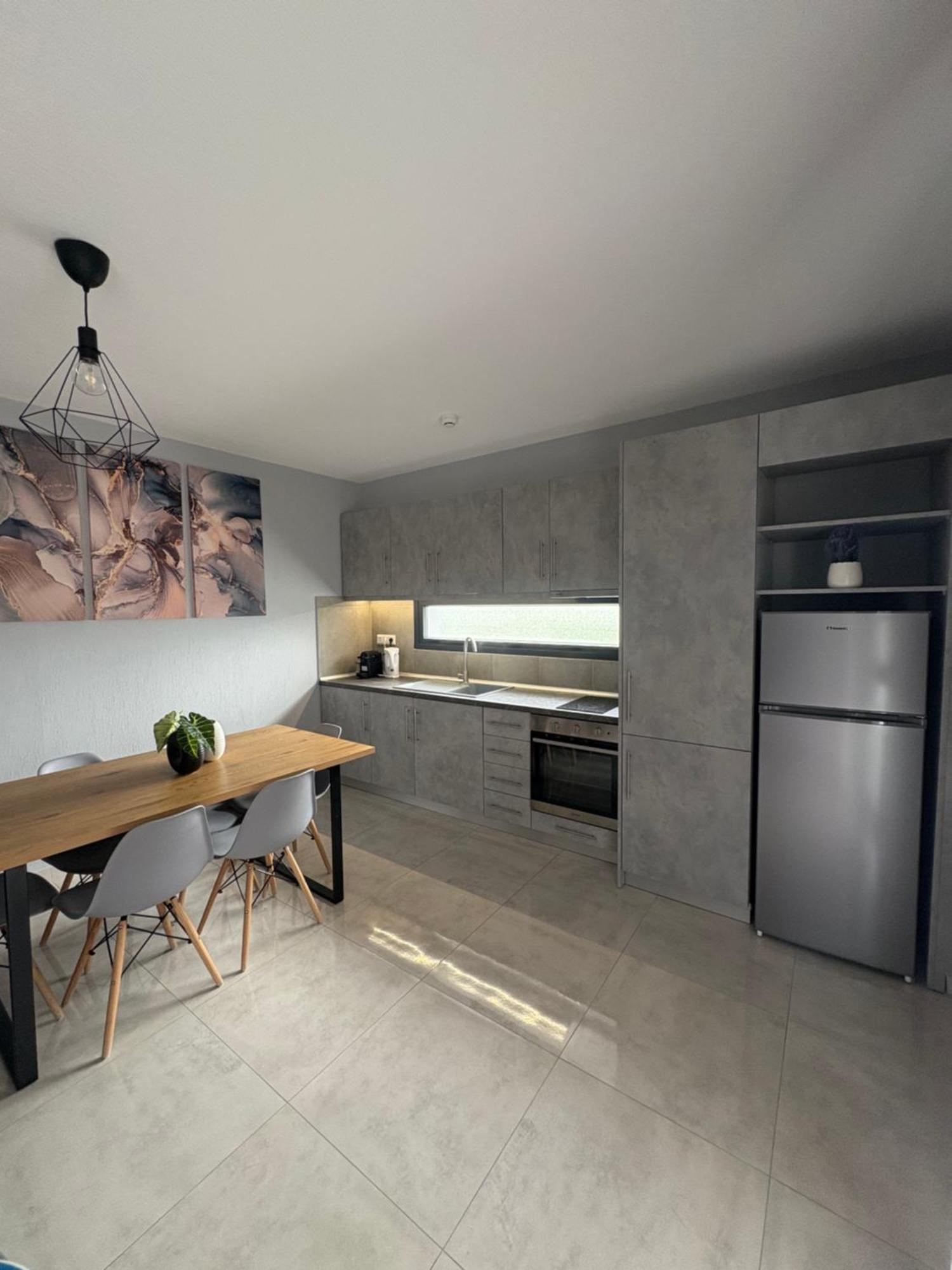 פלוגיטה Elinor Apartments מראה חיצוני תמונה